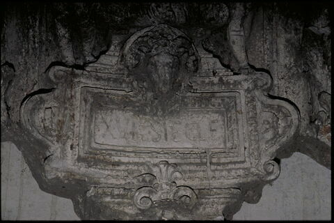 Partie supérieure d'un écoinçon décoré d'un cartouche marqué XVIe siècle, image 4/6