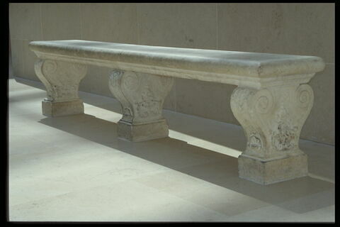 Banc composé de trois pieds ornés de coquilles et d'une plaque de marbre