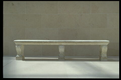 Banc composé de trois pieds ornés de coquilles et d'une plaque de marbre, image 2/4
