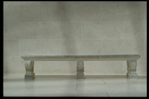 Banc composé de trois pieds ornés de coquilles et d'une plaque de marbre, image 3/5