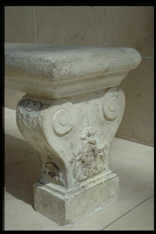 Banc composé de trois pieds ornés de coquilles et d'une plaque de marbre