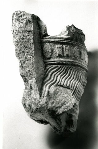 Fragment de tête de roi, peut-être d'une statue-colonne, image 2/3