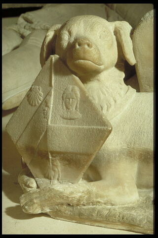 Robine Legendre (+ 15 avril 1520)  et un chien portant les armoiries de la défunte, image 3/5