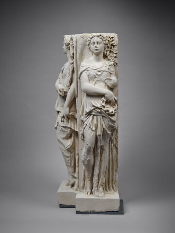 Deux cariatides formant l'angle de la chaire, image 3/7