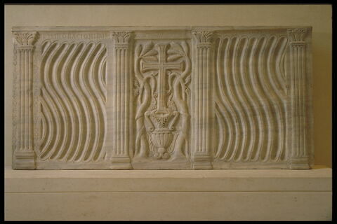 Relief décoré de pilastres de strigiles et d'un vase surmonté d'une croix dit 