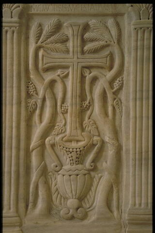 Relief décoré de pilastres de strigiles et d'un vase surmonté d'une croix dit 