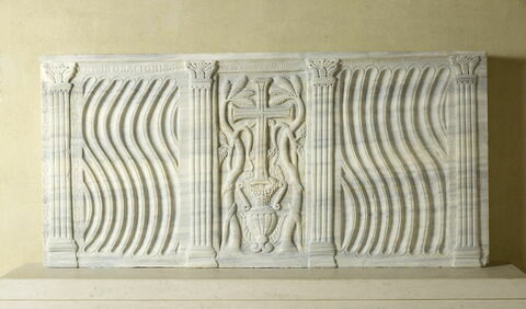 Relief décoré de pilastres de strigiles et d'un vase surmonté d'une croix dit "tombeau du Ladre"