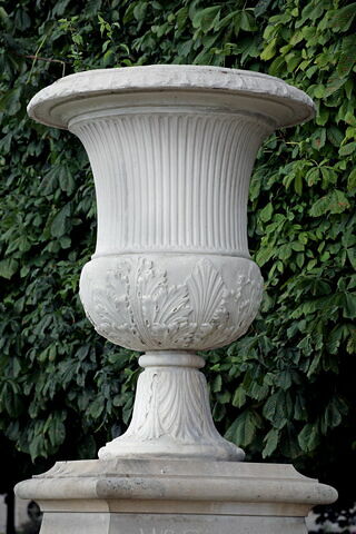 Vase à décor de cannelures et de feuilles d'acanthes, image 3/3