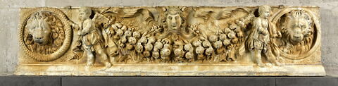 Frise décorative avec une guirlande portée par des génies, une tête de Méduse et deux masques de lion