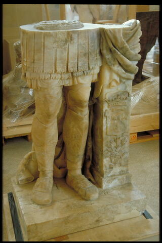 Jambes de la statue de Louis XII