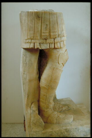 Jambes de la statue de Louis XII, image 3/4