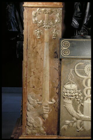 Main tenant l'épée du connétable, deux alérions et couronne, image 2/4