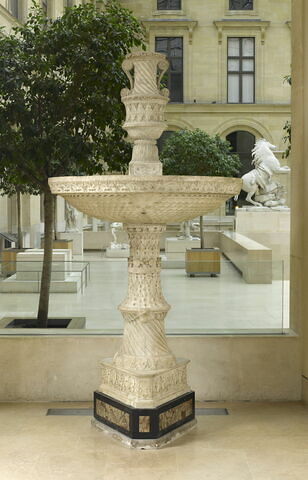 Partie supérieure d'une fontaine. Vasque et piédestal décorés des symboles héraldiques de Louis XII et d'Anne de Bretagne (têtes de porcs-épics; couronnes; lys, hermines)