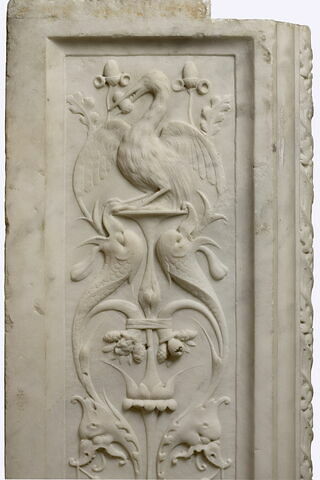 Soffite portant un décor d'arabesques avec des oiseaux, des masques, une étoile au centre, image 3/9