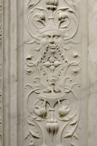 Soffite portant un décor d'arabesques avec des oiseaux, des masques, une étoile au centre, image 4/9