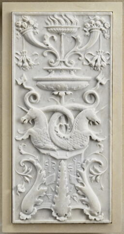 Panneau symétrique à décor de candélabre. Trois dauphins surmontée de deux hippocampes, d'une vasque, de deux cornes d'abondance et d'un pot à feu, image 1/4