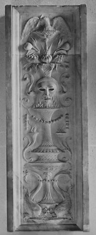Pilastre symétrique à décor de candélabre. Deux dauphins affrontés, de part et d'autre d'un vase dont sortent un masque feuillu, une corbeille de fruits et un aigle (?), image 2/2
