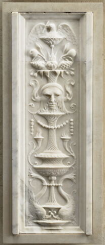 Pilastre symétrique à décor de candélabre. Deux dauphins affrontés, de part et d'autre d'un vase dont sortent un masque feuillu, une corbeille de fruits et un aigle (?)