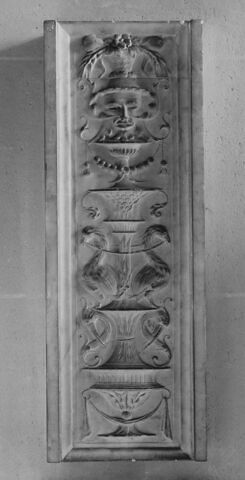 Pilastre symétrique à décor de candélabres. Deux oiseaux de part et d'autre d'un vase et, au dessus, un masque feuillu et une corbeille,contenant des fleurs, des fruits et des épis de blé, image 2/2
