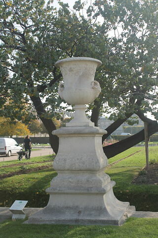 Vase à décor branchés de vignes, anses à têtes de béliers