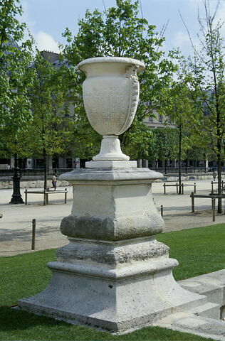 Vase avec anses en consoles supportées par des mascarons, image 2/3