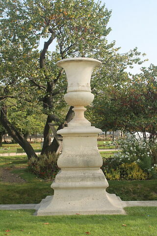 Vase orné de fleurs de lys et de coquilles
