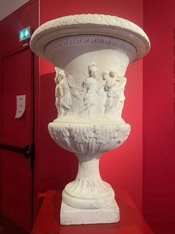 Vase formé Médicis orné d'un bas relief représentant le sacrifice d'Iphigénie, image 1/1