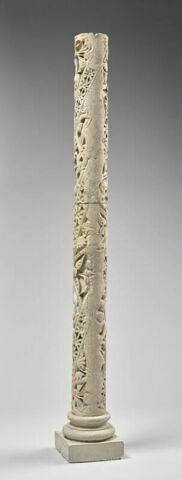 Fragment de colonnette décorée de feuillage et de galons perlés, image 2/11