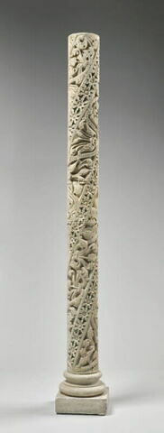 Fragment de colonnette décorée de feuillage et de galons perlés, image 3/11