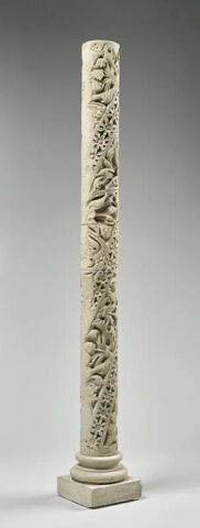 Fragment de colonnette décorée de feuillage et de galons perlés, image 4/11