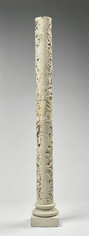 Fragment de colonnette décorée de feuillage et de galons perlés, image 5/11