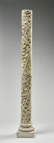 Fragment de colonnette décorée de feuillage et de galons perlés, image 6/11