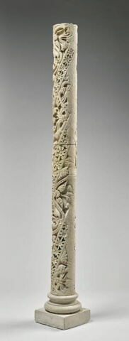 Fragment de colonnette décorée de feuillage et de galons perlés, image 7/11
