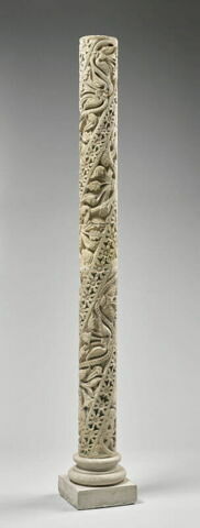 Fragment de colonnette décorée de feuillage et de galons perlés, image 8/11