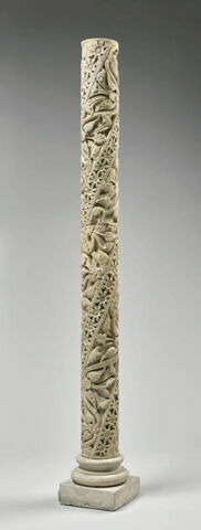 Fragment de colonnette décorée de feuillage et de galons perlés, image 9/11