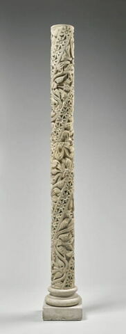 Fragment de colonnette décorée de feuillage et de galons perlés, image 10/11