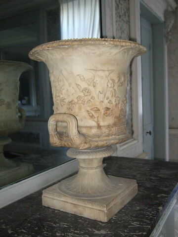 Vase en forme de cratère antique, orné de bucranes et de guirlandes, image 1/1
