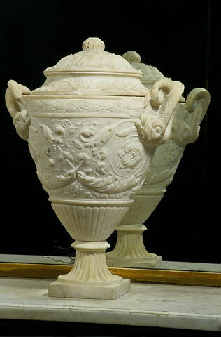 Vase ovoïde orne de rinceaux avec couvercle sur pied carré, image 1/4