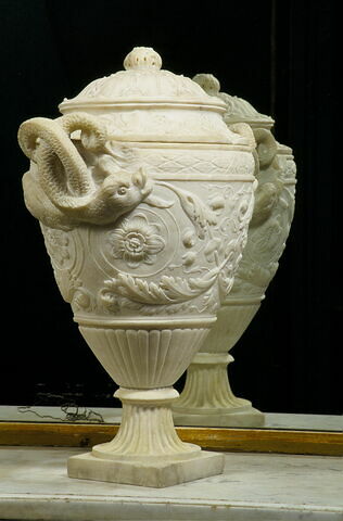 Vase ovoïde orne de rinceaux avec couvercle sur pied carré, image 2/4