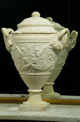 Vase ovoïde orne de rinceaux avec couvercle sur pied carré, image 4/4