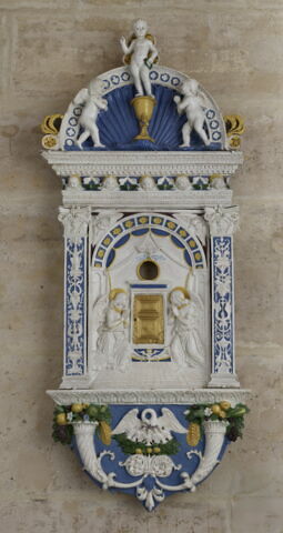 Deux anges adorateurs et l'Enfant Jésus debout sur un calice et bénissant, image 2/8