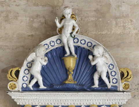 Deux anges adorateurs et l'Enfant Jésus debout sur un calice et bénissant, image 3/8