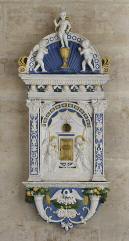 Deux anges adorateurs et l'Enfant Jésus debout sur un calice et bénissant