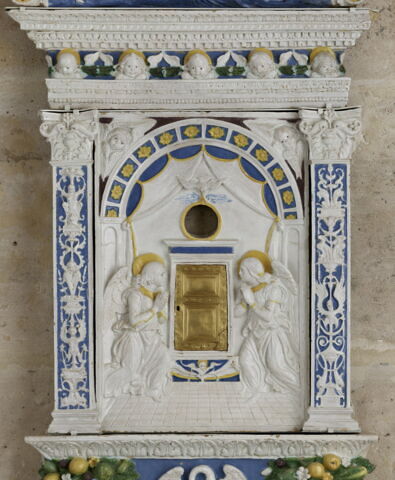 Deux anges adorateurs et l'Enfant Jésus debout sur un calice et bénissant, image 4/8