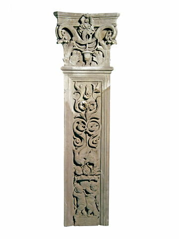 Pilastre à décor de candélabre et son chapiteau  (fragment)