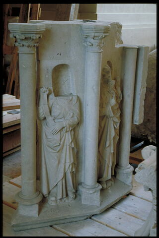 Piédestal décoré de quatre figures de prophètes, sous des arcatures, image 5/18