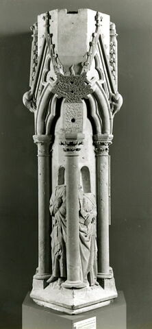 Piédestal décoré de quatre figures de prophètes, sous des arcatures, image 11/18