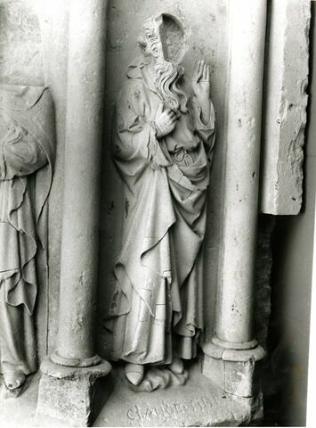 Piédestal décoré de quatre figures de prophètes, sous des arcatures, image 12/18
