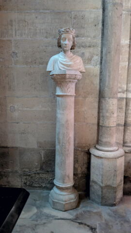 Colonne composée d'une base, d'un fût et d'un chapiteau à décor de feuilles d'acanthe, d'oiseaux et de petites vasques