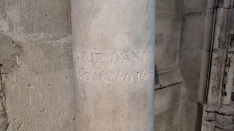 Colonne composée d'une base, d'un fût et d'un chapiteau à décor de feuilles d'acanthe, d'oiseaux et de petites vasques, image 2/4